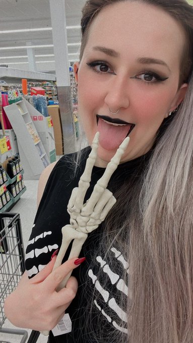 it&rsquo;s either &ldquo;hey&rdquo; or &ldquo;hey ✨🖤&rdquo; https://t.co/EtHkiGRdE9