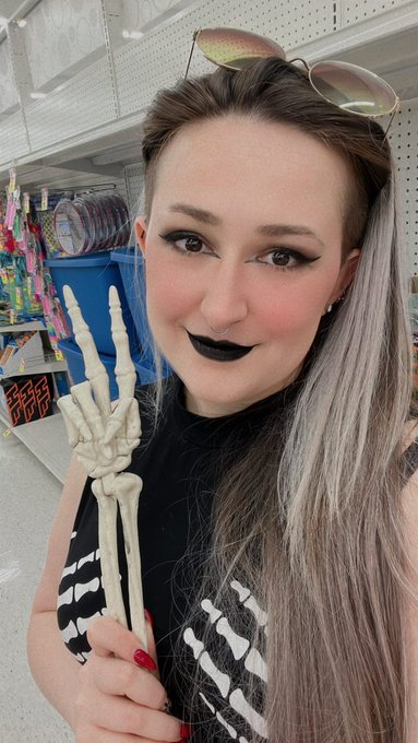 it&rsquo;s either &ldquo;hey&rdquo; or &ldquo;hey ✨🖤&rdquo; https://t.co/EtHkiGRdE9