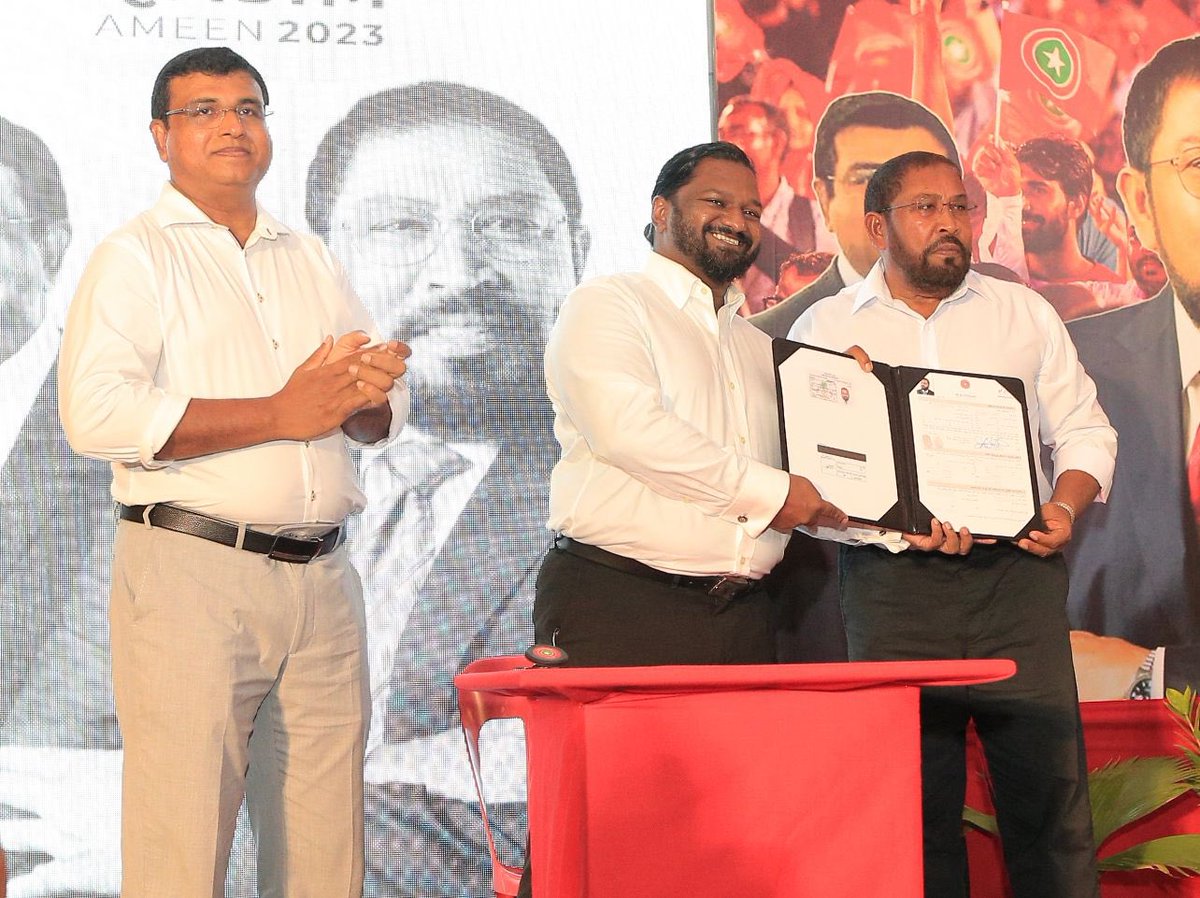 qasimibrahim's tweet photo. ޖެފްރީ ސާލިމް ވަހީދު @JSWaheed ( ޖެފް ) އަކީ އދ ގައި ހުންނަ ރާއްޖޭގެ ދާއިމީ މިޝަންގެ އިތުރުން ޖެނިވާގައި ހުންނަ ރާއްޖޭގެ މިޝަންގައި ވެސް ވަރަށް މުހިންމު ދައުރެެއް ކުރީގެ ސަރުކާރުތަކުގައި އަދާކޮށްފައިވާ ވަރަށް ޢިލްމީ ޤާބިލް ޒުވާނެކެވެ. ޖުމްހޫރީ ޕާޓީ އާއި ގުޅިވަޑައިގެން މި ރިޔާަސީ އިންތިޚާބުގައި އަޅުގަނޑަށް ތާއީދު ކޮށްދެއްވަން ނިންމެވީތީ، ހިތުގެ ފުންމިނުން ޖެފް އަށް މަރުހަބާ އާއި ޝުކުރު ދަންނަވަމެވެ.