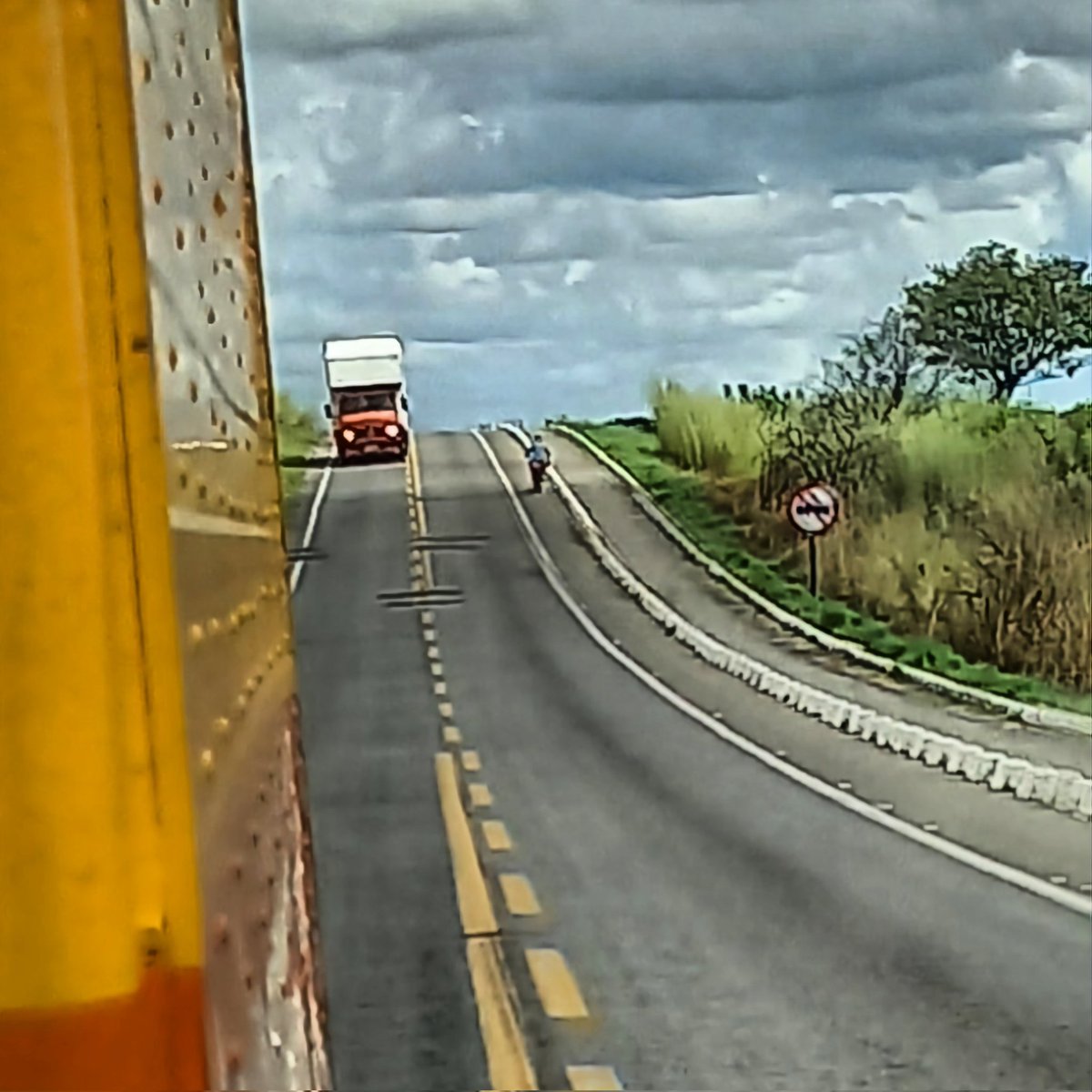 CarrosPodres's tweet photo. #MercedesBenz #MB1113 #Volkswagen #Kombi #Quixelo #Iguatu #Ceara #Brasil https://t.co/GKUEATHecO