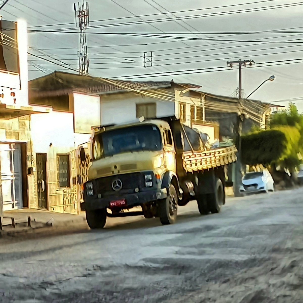 CarrosPodres's tweet photo. #MercedesBenz #MB1113 #Volkswagen #Kombi #Quixelo #Iguatu #Ceara #Brasil https://t.co/GKUEATHecO