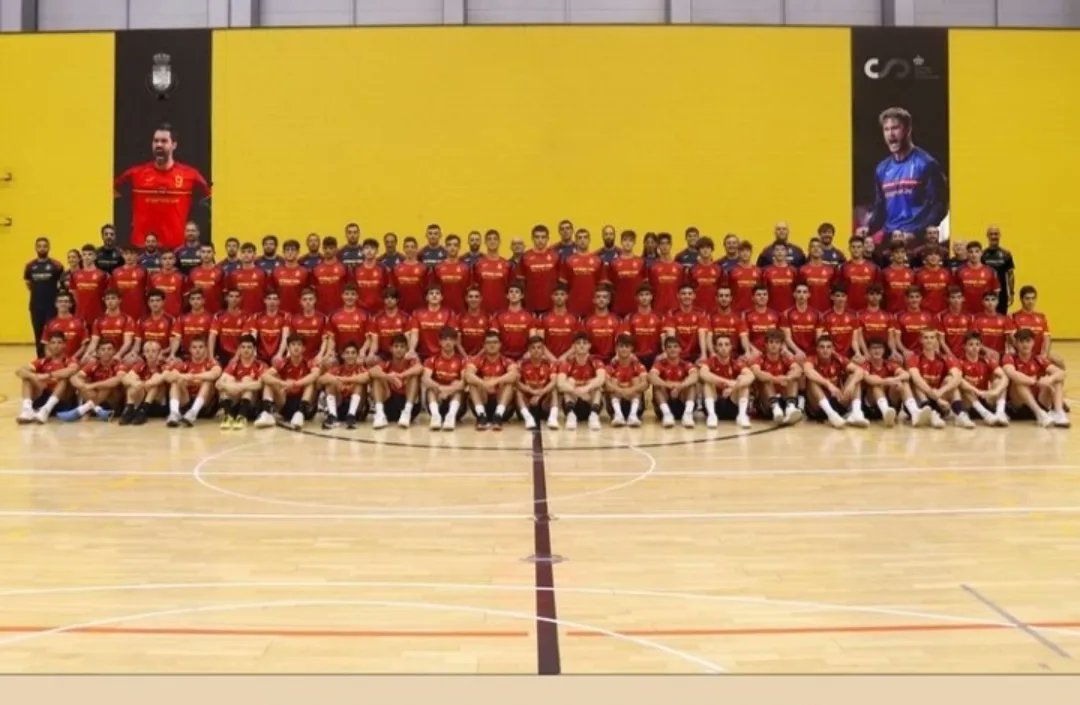 pacoperezg's tweet photo. Campeones mundo y Europa.Gran #generacion0405 @rfebalonmano.Talento compromiso,gran staff, meticuloso seguimiento @JordiRomans.Felicitar tambien trabajo clubs, entrenad.base,compañeros equipo y dconvos de Sele.Forman parte déxito con su granito desdeaquel CAR Granada.Vaportod@s! https://t.co/5j1ri5SOBy