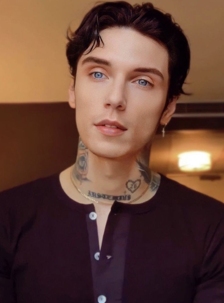 nathanFairchi18's tweet photo. Con el traje d inocente que solo lleva un culpable Y es que por mucho que intente disfrazarme Se me ve en la cara aunque me tape los tatuajes
Sabes que sigo enamorado d la calle Porque me brindó el amor que no me daba nadie Volví con los nudillos llenos d sangre #SeductiveSunday https://t.co/QNdzj7nGqh
