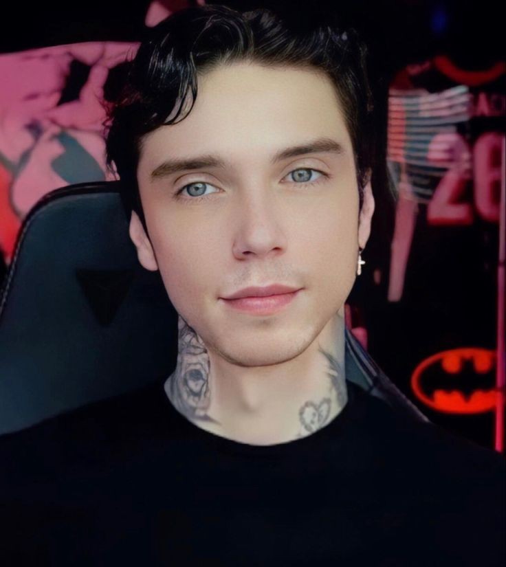 Con el traje d inocente que solo lleva un culpable Y es que por mucho que intente disfrazarme Se me ve en la cara aunque me tape los tatuajes
Sabes que sigo enamorado d la calle Porque me brindó el amor que no me daba nadie Volví con los nudillos llenos d sangre #SeductiveSunday