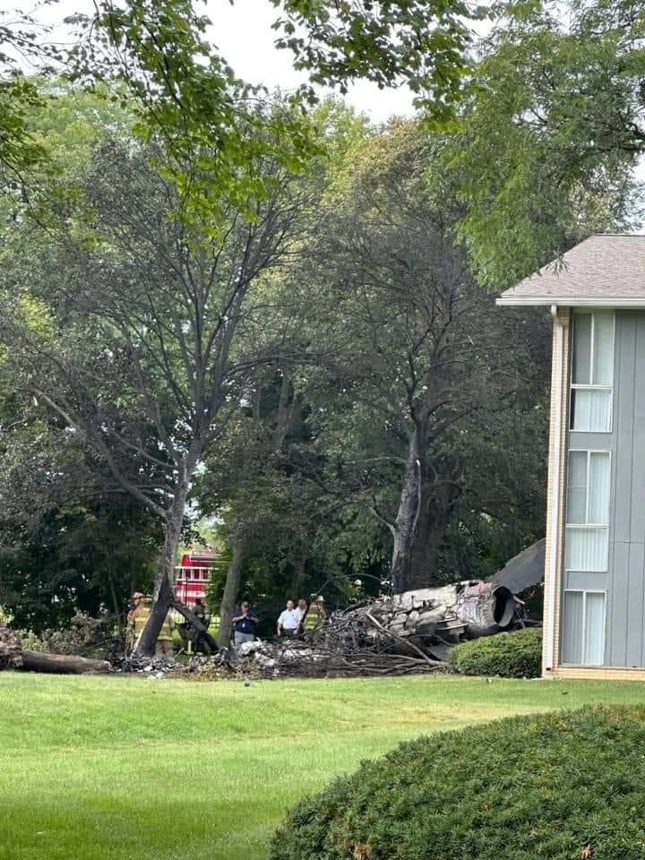 Thunder over Michigan went a little south thank god nobody was hurt!! And no it did not hit the apartment complex! 
#thunderovermichigan #jetcrash #michigan