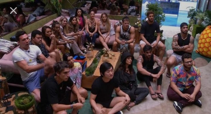 messias_souto's tweet photo. A galera assim reunida esperando a exposed que a Larissa Manoela vai fazer no Fantástico daqui a pouco. https://t.co/uAokesULWB