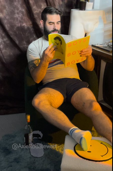 Happy Sunday to my fellow horny sexy peeps.  Touch your bits with vigor on my behalf. https://t.co/2<a href="/tag/sweatpants"class="tags"><span>#sweatpants</span></a><a href="/tag/dilf"class="tags"><span>#dilf</span></a><a href="/tag/bulgewatch"class="tags"><span>#bulgewatch</span></a>