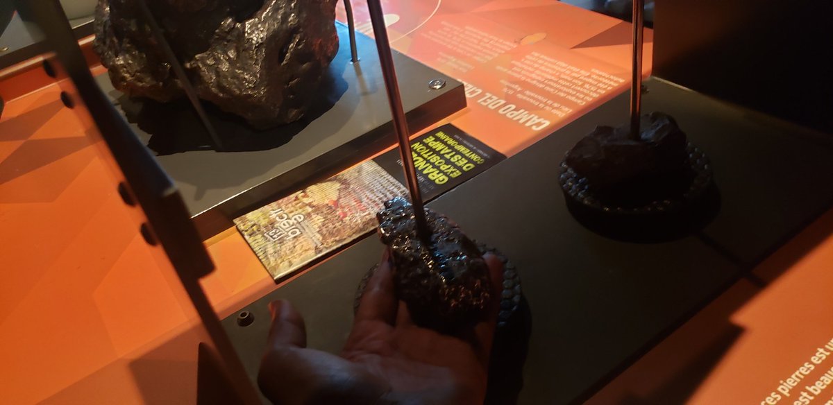 AssomarRDC's tweet photo. Terre- système solaire- voie lactée- amas globulaires- trous noirs- collision des galaxies et.... oh! une météorite qui nous tombe entre les mains, peut-être venant de la ceinture de météorites (derrière Mars)? https://t.co/PFxPz59UGQ