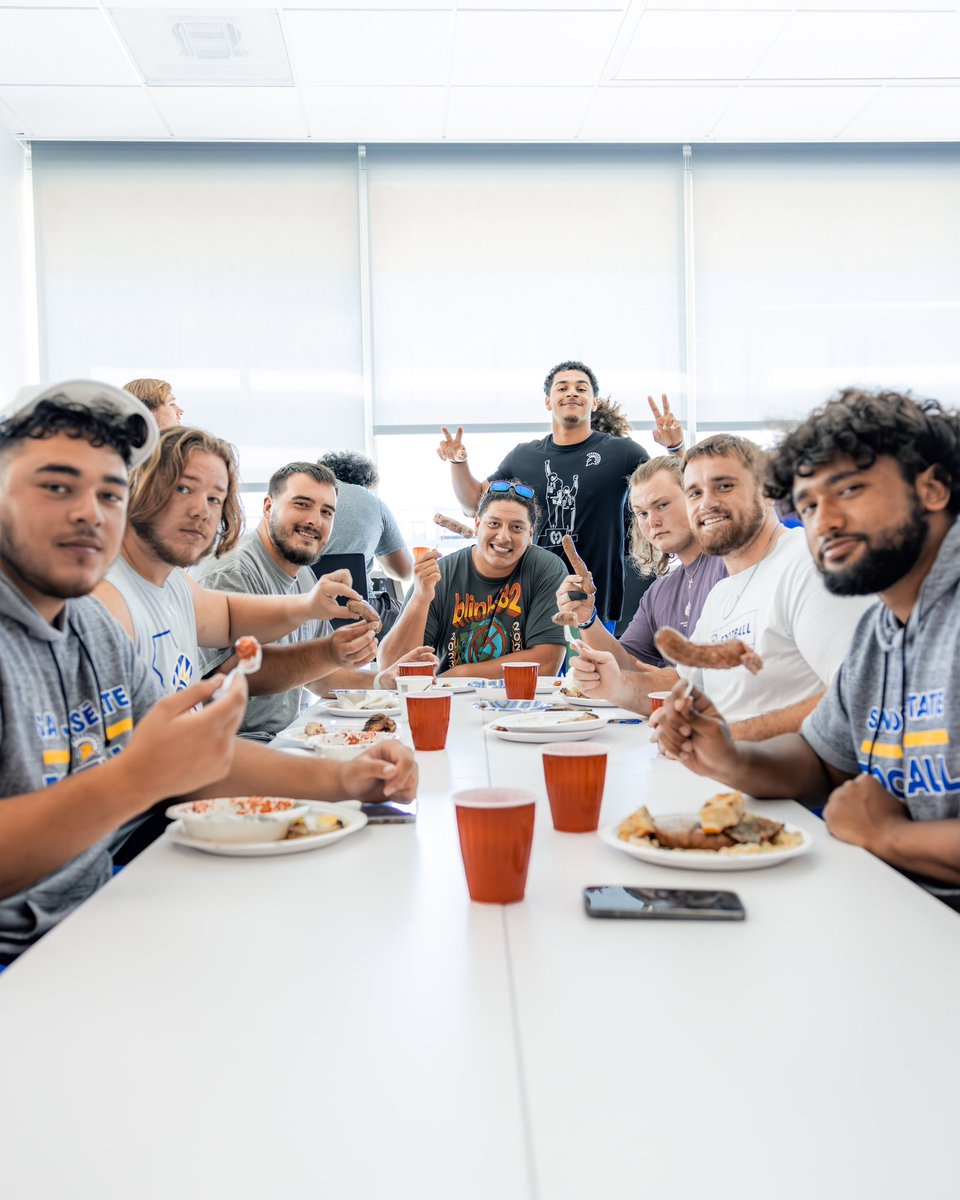 An incredible BBQ with our Leather Head Alumni🏈⚔️

#ClimbTheMountain | #AllSpartans
