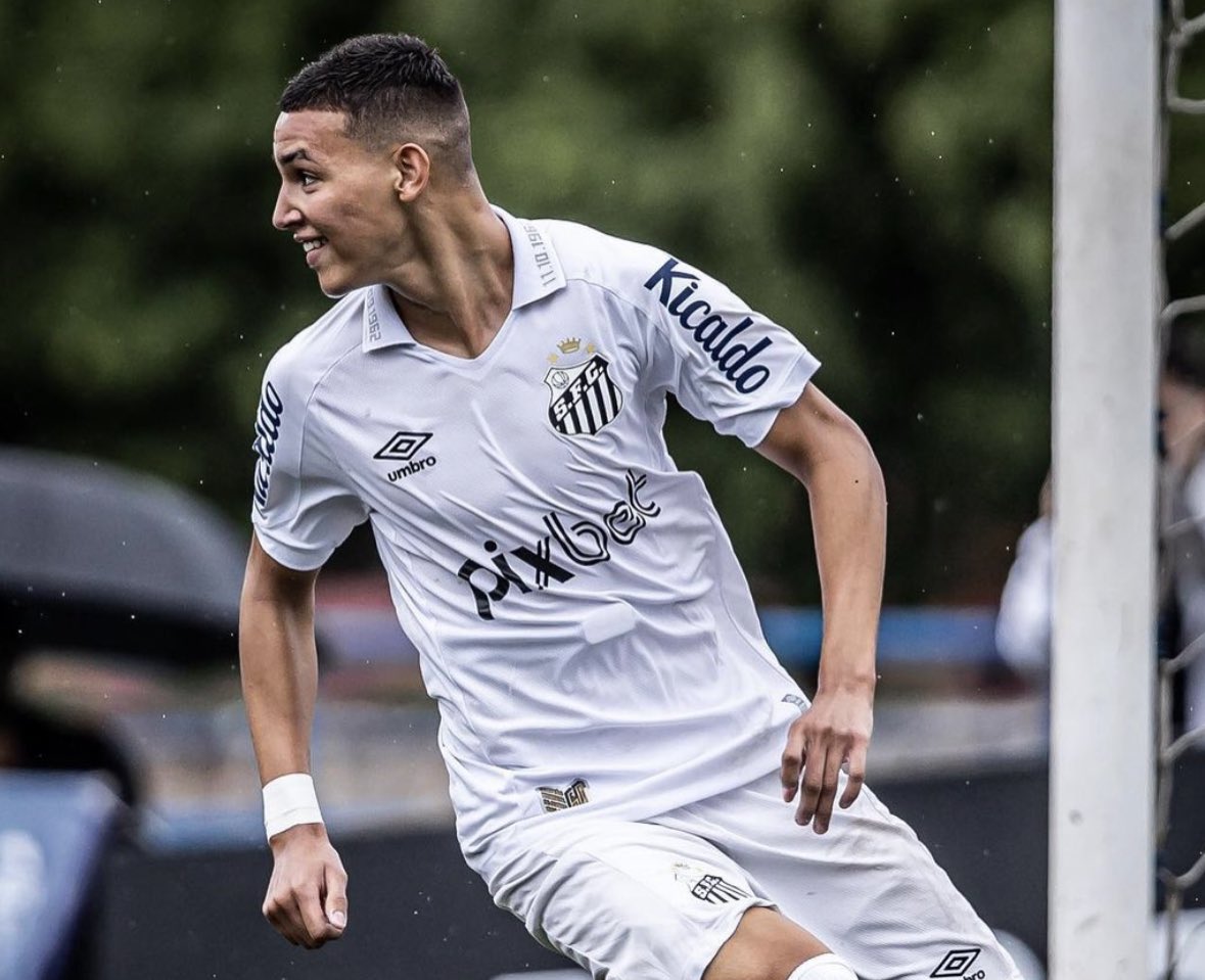 FabrizioRomano's tweet image. Understand Deivid Washington will fly to London on Monday in order to complete his move to Chelsea 🚨🔵🛩️ #CFC

Brazilian 2005 talented striker will cost €16m plus €4m add-ons, Santos have already signed documents.

6 year deal + 1 year option.

Here we go, confirmed 🇧🇷