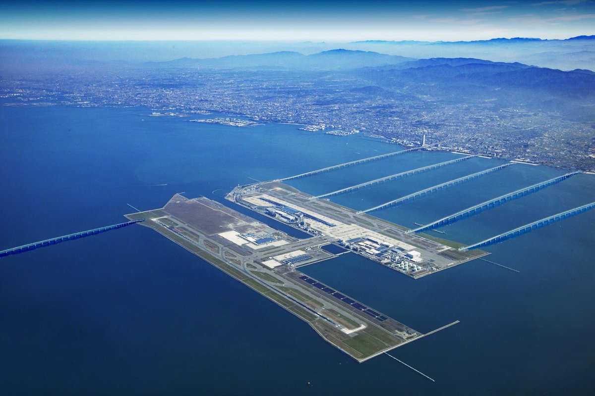 wata_bou1133800's tweet photo. また台風で関西空港の連絡橋がタンカーぶつかって壊されるかもしれませんので、予備の橋を何本か架けておきました。 https://t.co/Tlb05Hhgz7