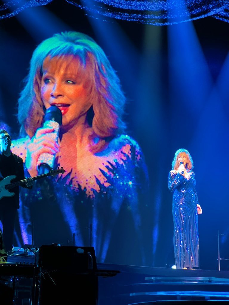 Fancyreba1's tweet image. Reba is absolutely stunning in the blue dress!! The big screen just enhances her beauty! 🥹❤️ #RebaVeeps #RebaInConcert @TheGarden