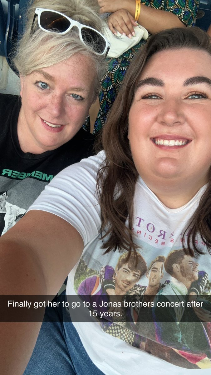 VMBruce's tweet photo. Only took 15 years to get her to go see the Jonas brothers with me. https://t.co/TZRyPEP6Cm
