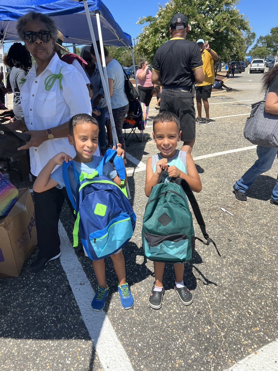 AnthonyNewkirk2's tweet photo. I witnessed a community come together at today’s Back to School Youth Explosion at a Clayton High School (Clayton, NC).  I’m convinced there are good people in the world and they are right here in our community. Free backpacks, haircuts, hair styling and run. #alphaphialpha https://t.co/Hfwu0BVLvk
