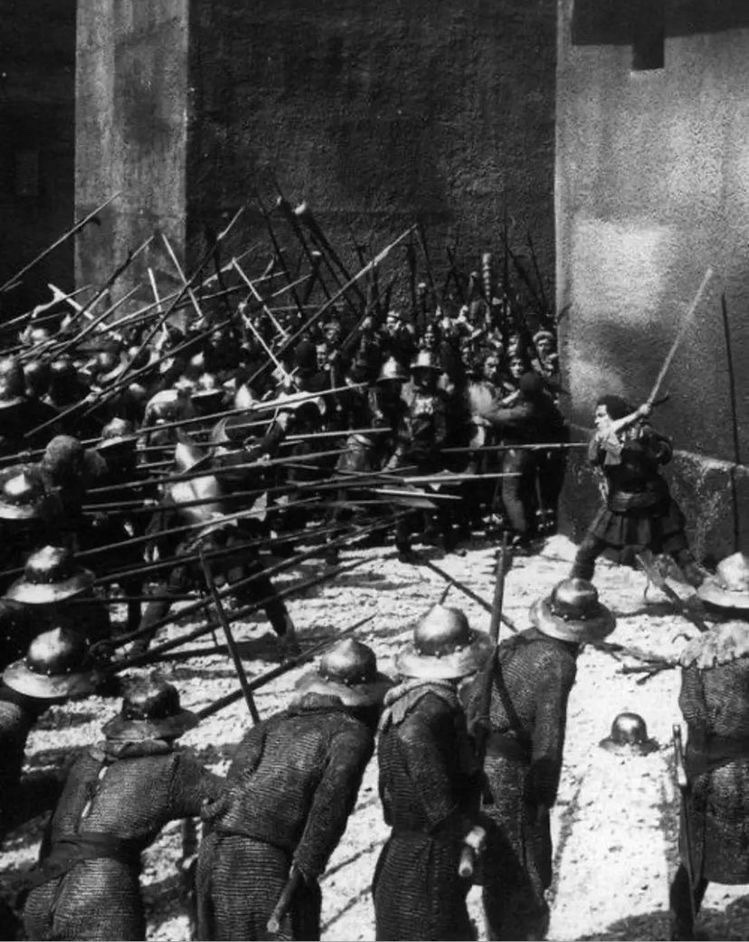 إنّ اللحظةَ التي ينجح فيها الفرد في العيشِ كبطل ومحارب، حتىٰ لو كانت هٰذه هي اللحظة الأخيرة من حياته الدنيوية، تزنُ بشكلٍ غير محدود علىٰ نطاق القيم أكثر من كونه وجودًا ممتدًا قضىٰ حياة باردة رتيبة بين تفاهات المدن.

يوليوس ايفولا