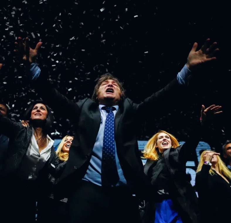 eduardomenoni's tweet image. Argentina le ha dado una patada al peronismo comunista con el triunfo de Javier Milei en las elecciones de hoy. Hoy por fin empieza la caída de la izquierda en la región. ¡Viva la libertad carajo!