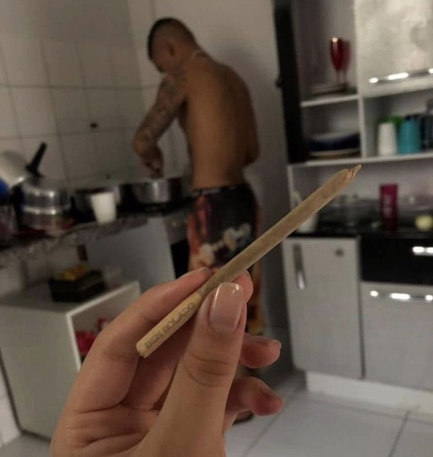 Ele fazendo a comida e ela fazendo a fome 🍁💨