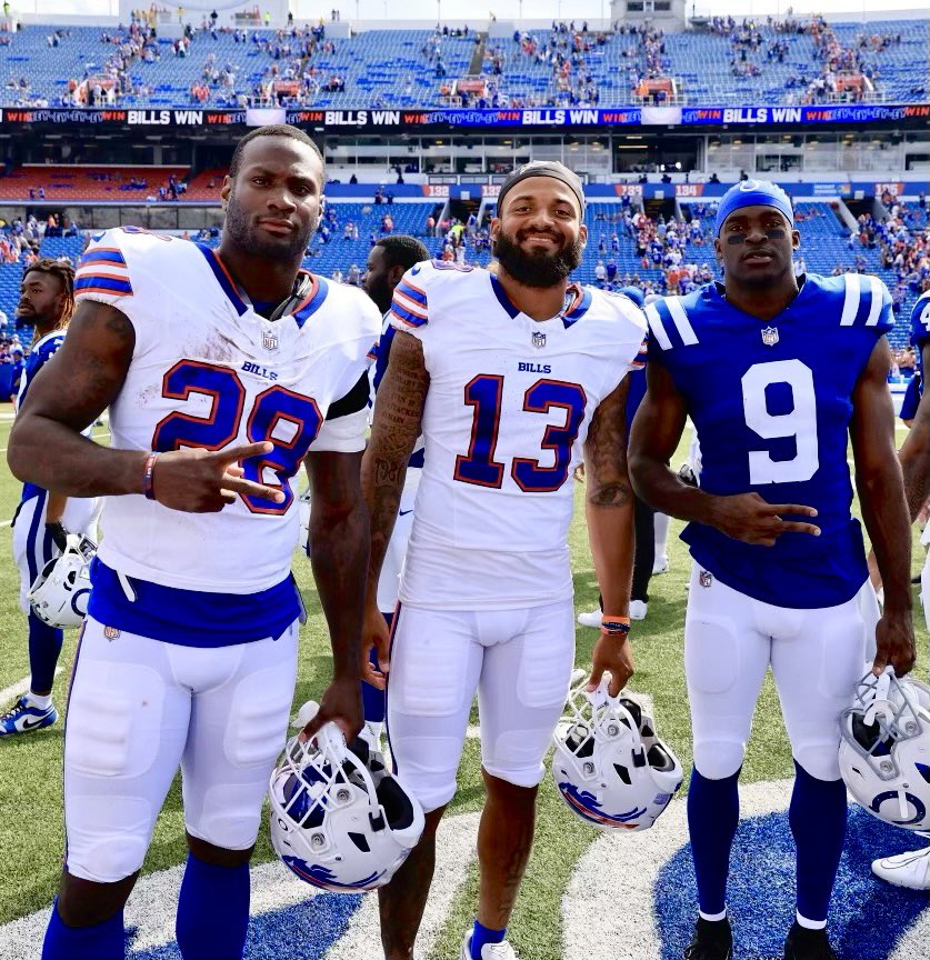 Knight reunion in Buffalo for these NFL vets ⚔️ Year 11 @LataviusM Year 4 @gabedavis13_ Year 9 @B_Perriman11 #BuiltByUcf