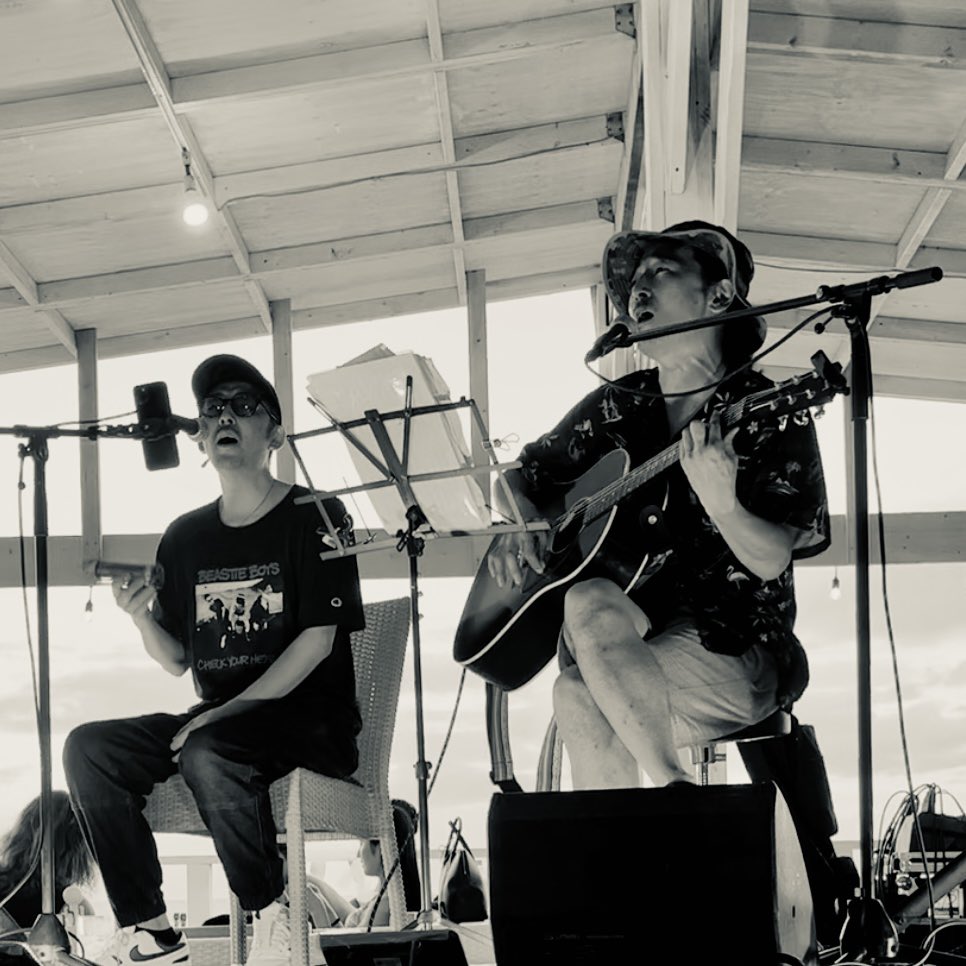 freeasybeatsRYO's tweet photo. 2023夏…由比ヶ浜。
久しぶりの海の家でのLIVE。

音楽を通じての笑顔の交わし合い。
素敵な一日でした。

ありあたんした！！
#freeasybeats #由比ヶ浜 #大新 #まだ夏は続くよ https://t.co/z2Zwb7114I