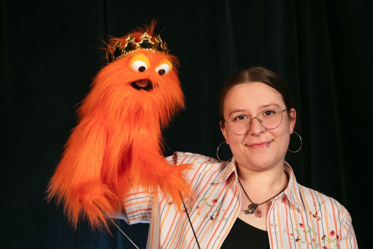 lastpuppetshow's tweet photo. Vanessa enjoys spending time with her friend, Brianna Marie Link. Brianna's favorite thing about puppetry is the versatility of the art form; puppetry can vary by style, audience, and story content. #puppetry #puppetshow #puppeteer #puppets #puppettheatre  #puppetbuilding #wvu https://t.co/d6EvRYCjOQ