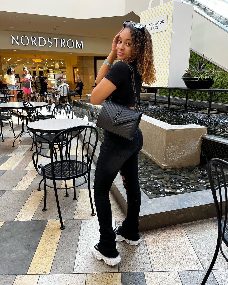 Daija_154's tweet photo. “I love staring at my bitch she gorgeous”🖤 https://t.co/XI3Mmo6jAc