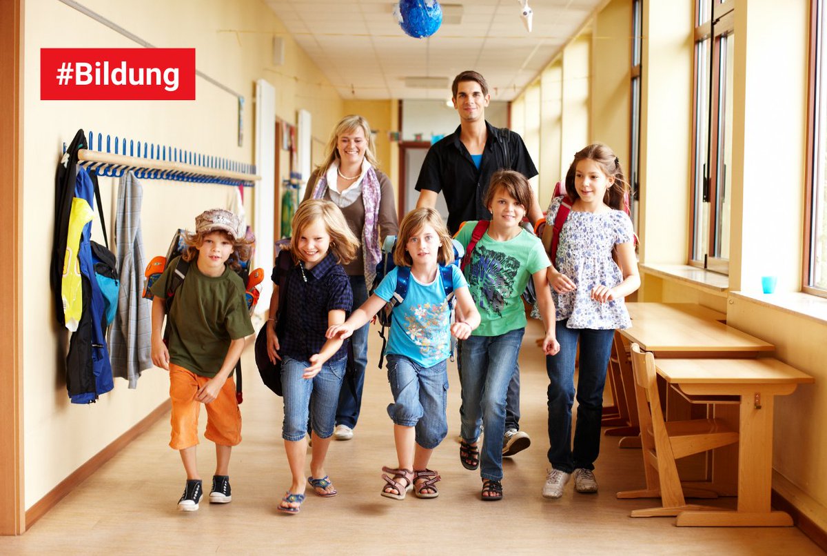 kanton_bern's tweet photo. Heute beginnt das neue Schuljahr:
🎒 10'600 Kinder starten in die 1. Klasse.
🎒 10'000 Kinder starten in den Kindergarten.
🎒 Insgesamt besuchen 111'400 Kinder die öffentlichen Kindergärten und Volksschulen des Kantons.
Allen Kindern und Lehrpersonen einen guten Start! 🍀 https://t.co/zAaOTngSyD