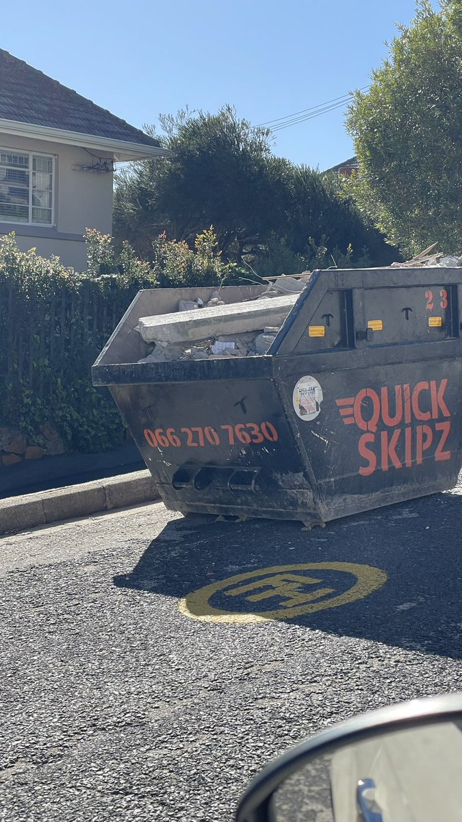 jpdprz's tweet photo. Morning @CityofCT, this rubble skip has been parked here for the past 2 weeks. It is taking up valuable parking space and attracts unwanted scavengers. Would you please be so kind as to assist 🙏🏻

5 Escombe Road, Vredehoek https://t.co/zUVK2B5S7I