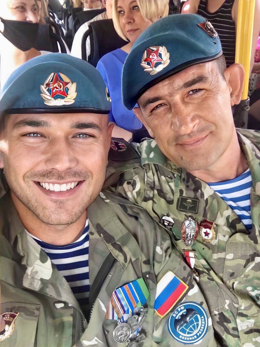 Улыбка и плечо сильных и надежных мужчин.