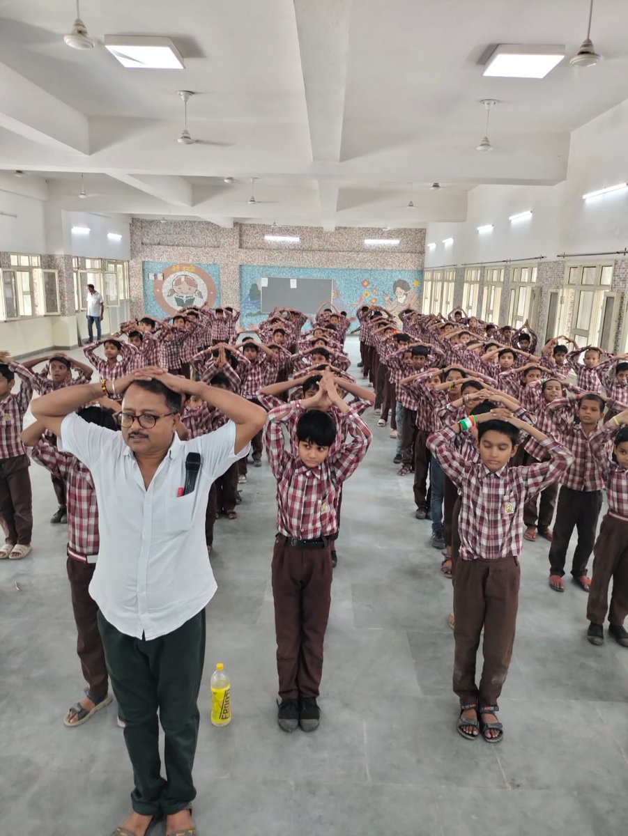 DIETPitampura's tweet photo. Fantastic 130 students of Class IV &amp; V enjoyed the benefits of YOGA under the guidance of amazing #Volunteer Mr.Shishir Kumar at MCPS SULTAN PURI P-1/II
HoS- Mr. Babu Lal
CRCC-Ms.Madhurima
District-NW B
@VidyanjaliDelhi @vidyanjali_edu @Dir_Education @EduMinOfIndia https://t.co/VnuTmGjXY4