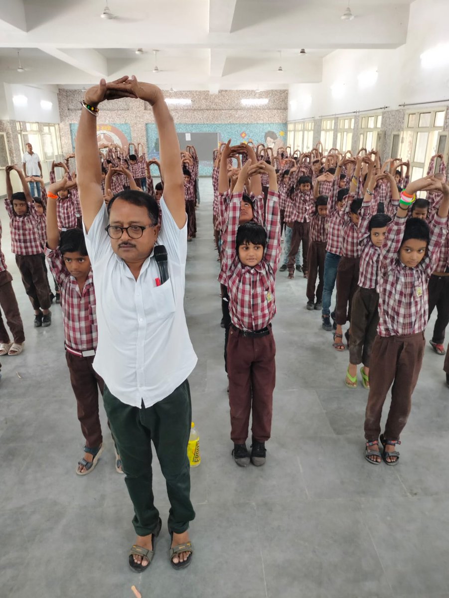 DIETPitampura's tweet photo. Fantastic 130 students of Class IV &amp; V enjoyed the benefits of YOGA under the guidance of amazing #Volunteer Mr.Shishir Kumar at MCPS SULTAN PURI P-1/II
HoS- Mr. Babu Lal
CRCC-Ms.Madhurima
District-NW B
@VidyanjaliDelhi @vidyanjali_edu @Dir_Education @EduMinOfIndia https://t.co/VnuTmGjXY4