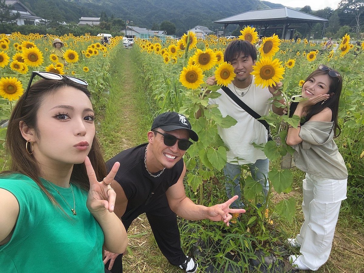 ami1012m's tweet photo. たまたま見つけたひまわり畑🌻🌻 https://t.co/wAGC5554dF