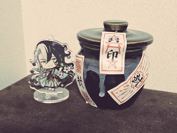 オシャンな店で100点満点の壺見つけた(札シールはSeriaの)