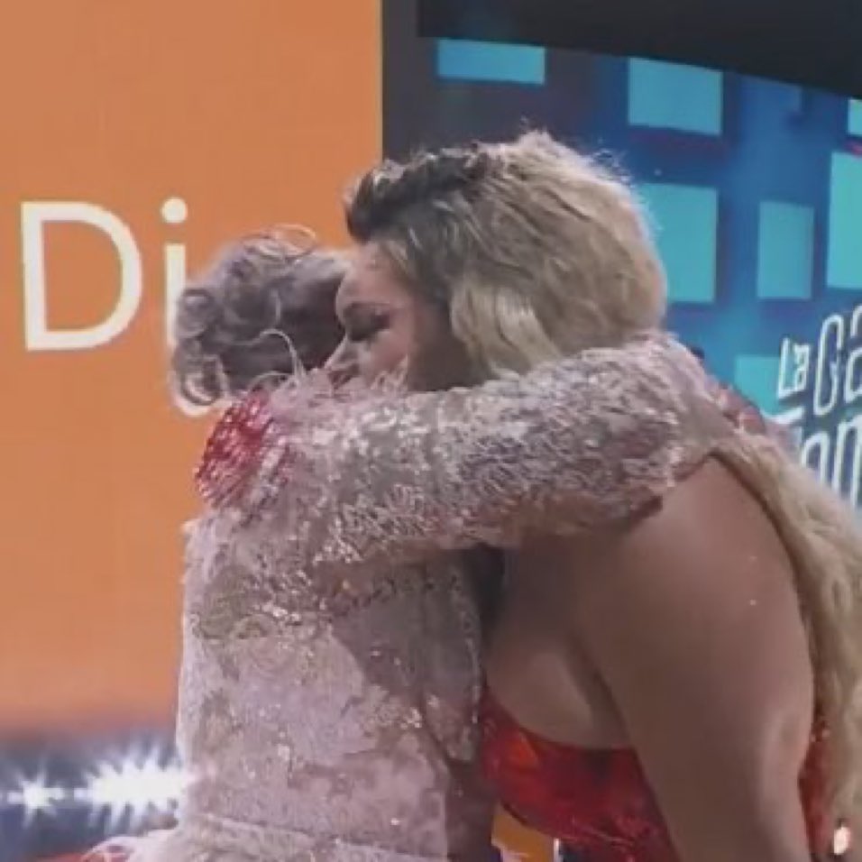 supportmatilou's tweet photo. las mismas vibes de dos chingonas con sus mamis porfavor 🥺🤏 https://t.co/CfIjlfSE9O