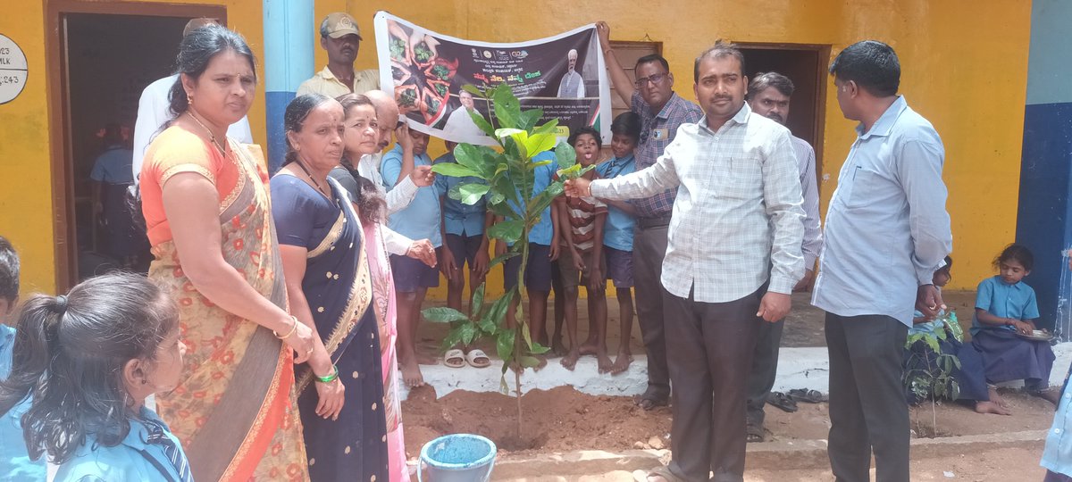 challakeretp's tweet photo. ಮಹಾತ್ಮ ಗಾಂಧಿ ನರೇಗಾದಡಿ 
 *ಅಮೃತ ವಾಟಿಕ*
 ಸ್ವಾತಂತ್ರ್ಯ ದಿನಾಚರಣೆ ಅಂಗವಾಗಿ   ಪ್ರತಿ ಗ್ರಾಮ ಪಂಚಾಯಿತಿಯಲ್ಲಿ 75 ಗಿಡಗಳನ್ನು ನೆಡುವುದರ ಮೂಲಕ "ವಸುಧಾ ವಂದನಾ ಅಭಿಯಾನಕ್ಕೆ "ಚಾಲನೆ
#ಸಾಮಾಜಿಕ ಅರಣ್ಯ ಇಲಾಖೆ
@ಚಳ್ಳಕೆರೆ ತಾಲ್ಲೂಕು
ಚಿತ್ರದುರ್ಗ ಜಿಲ್ಲೆ https://t.co/6RXIb5Vw2x