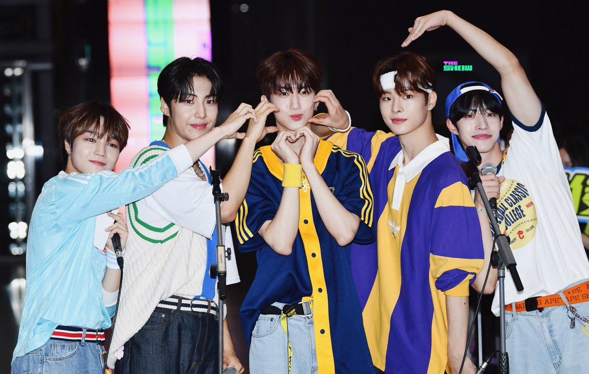 #더쇼 의 퇴근길 라이브 [NEW #퇵길아웃! :#퇴근럽웅❤️] 의 순간포착 포토 털이 시간! 
퇴근길 포토를 마구마구 풀어드립니다❤️‍🔥 
앞으로도 더쇼의 럽웅럽웅한 퇴근길 많관럽웅❤️
#YOUNITE <a href="/YOUNITE_offcl/">YOUNITE</a>