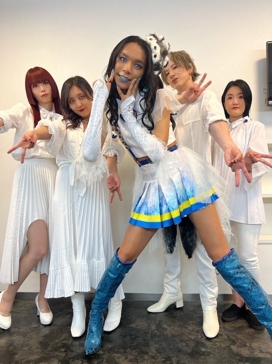 TBSCDTV's tweet photo. #CDTVライブライブ 
夏フェス4時間半SP🏖⚡️ 
本番直前ショットで実況中だよ📸  

続いては #女王蜂 が登場🐝 
大人気アニメ『#推しの子』 
エンディング主題歌で話題の 
「メフィスト」をフルサイズテレビ初披露！  

#CDTV 
#TBS https://t.co/Vm3niFDjpG
