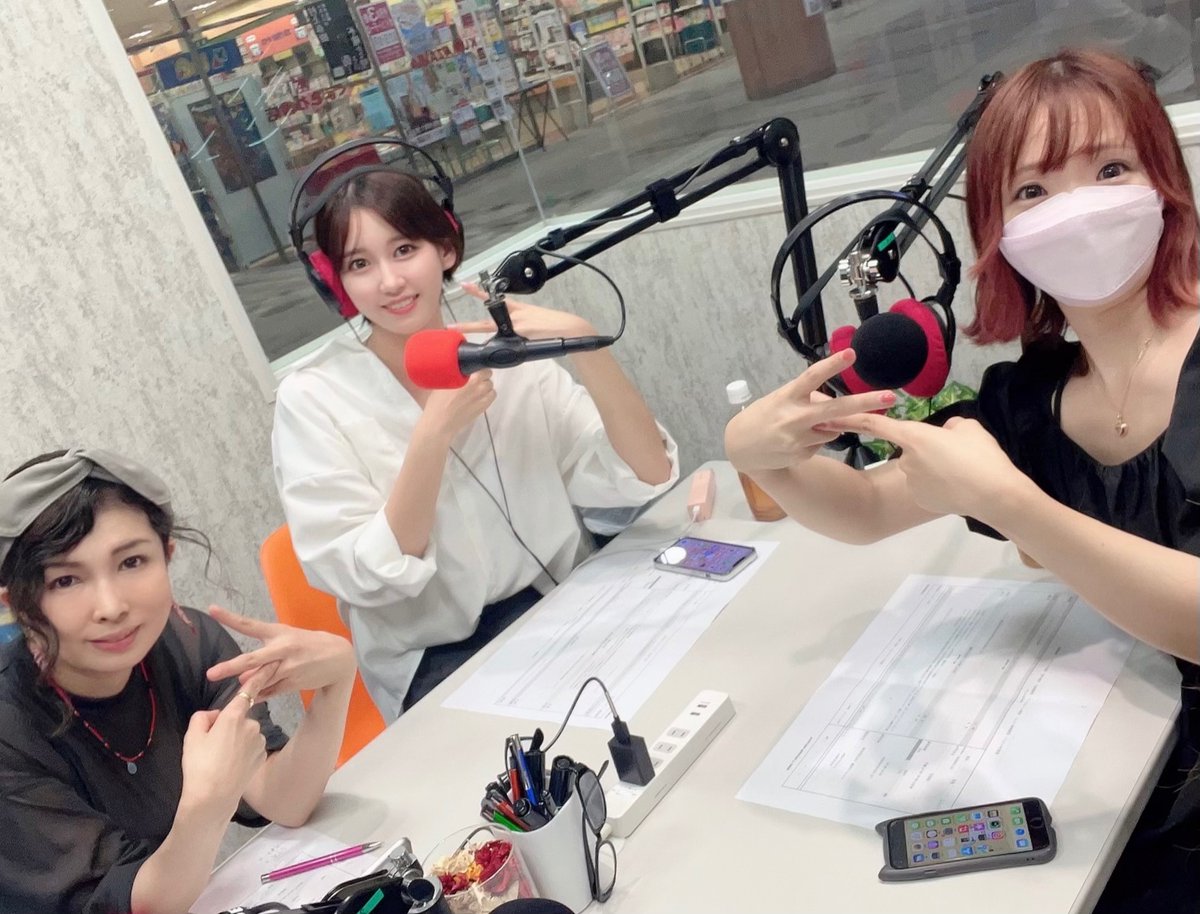 Ange324567's tweet photo. Ange先生の今夜も占ナイト、ゲストは大人気Youtuberゆきりぬちゃん💓トラブルでも嫌な顔一つせず対応してくれる😭
占いコーナーでアドバイスもしてくれたんだけど的確すぎ！やはり秀才🤓✨ゆきりぬちゃん、ファンの皆さん本当にありがとうございました🙇‍♀️また来てね🔮💕

#ゆきりぬ
#Ange先生
#八王子FM https://t.co/yzcRp5UPwW