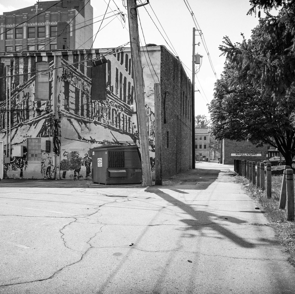 8888SEB's tweet image. Anderson - Mamiy6 with @ILFORDPhoto Ortho 80 developed with Kodak D-76 1+1 for 10.5 minutes #streetphotography #smalltownproject #smalltownindiana
