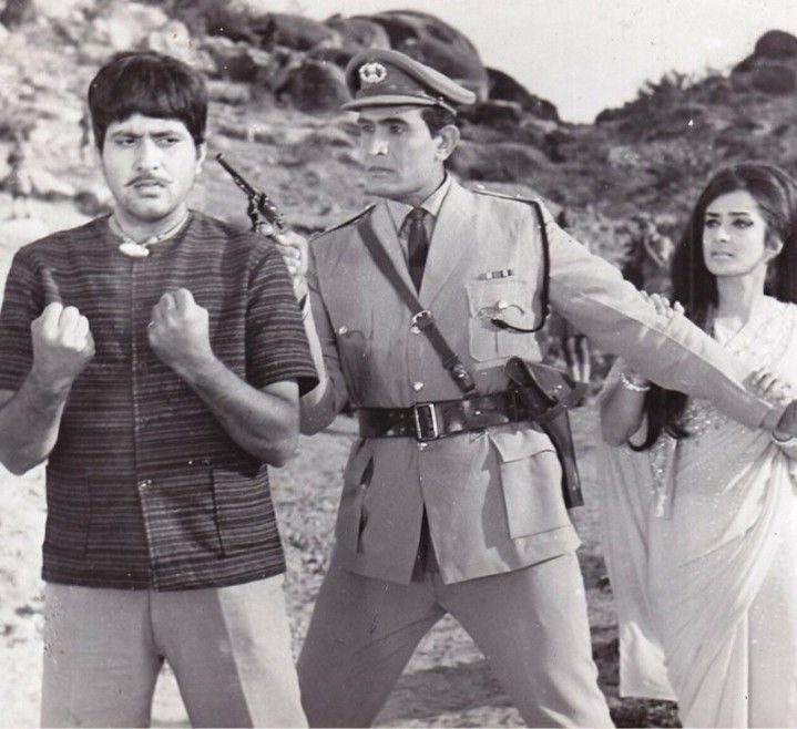 BollyMemories's tweet photo. #ManojKumar #DevKumar #SairaBanu https://t.co/ex1ZsWQqXd