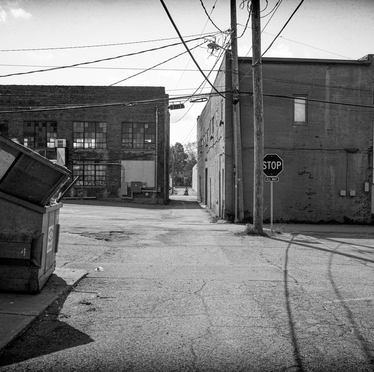 8888SEB's tweet image. Anderson - Mamiy6 with @ILFORDPhoto Ortho 80 developed with Kodak D-76 1+1 for 10.5 minutes #streetphotography #smalltownproject #smalltownindiana