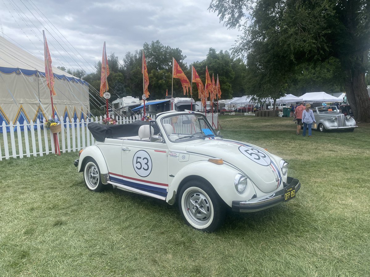 BABYSPlCE_666's tweet photo. saw this car today. zoom in on the center of the windshield for a jump scare https://t.co/VW14OHFg9b