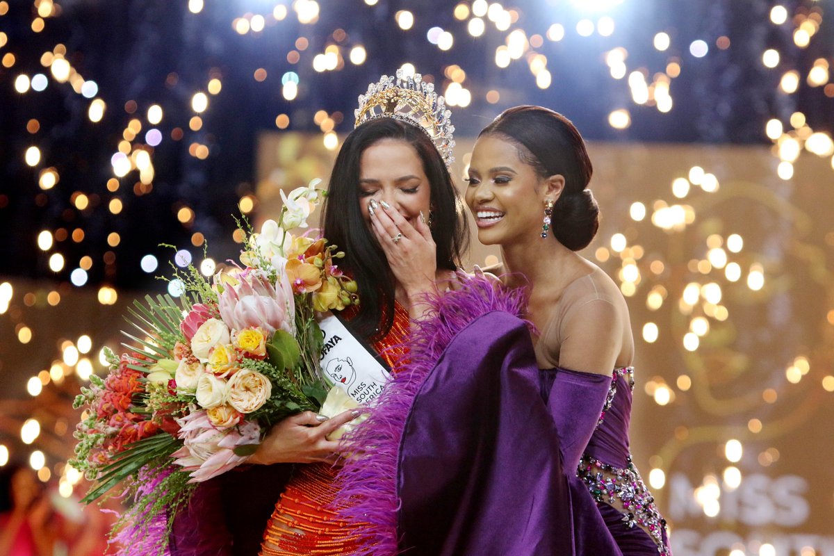 Official_MissSA's tweet photo. From one Queen to another 👑

#MissSA2023 #MissSouthAfrica #NatashaJoubert https://t.co/OOmmTknesy