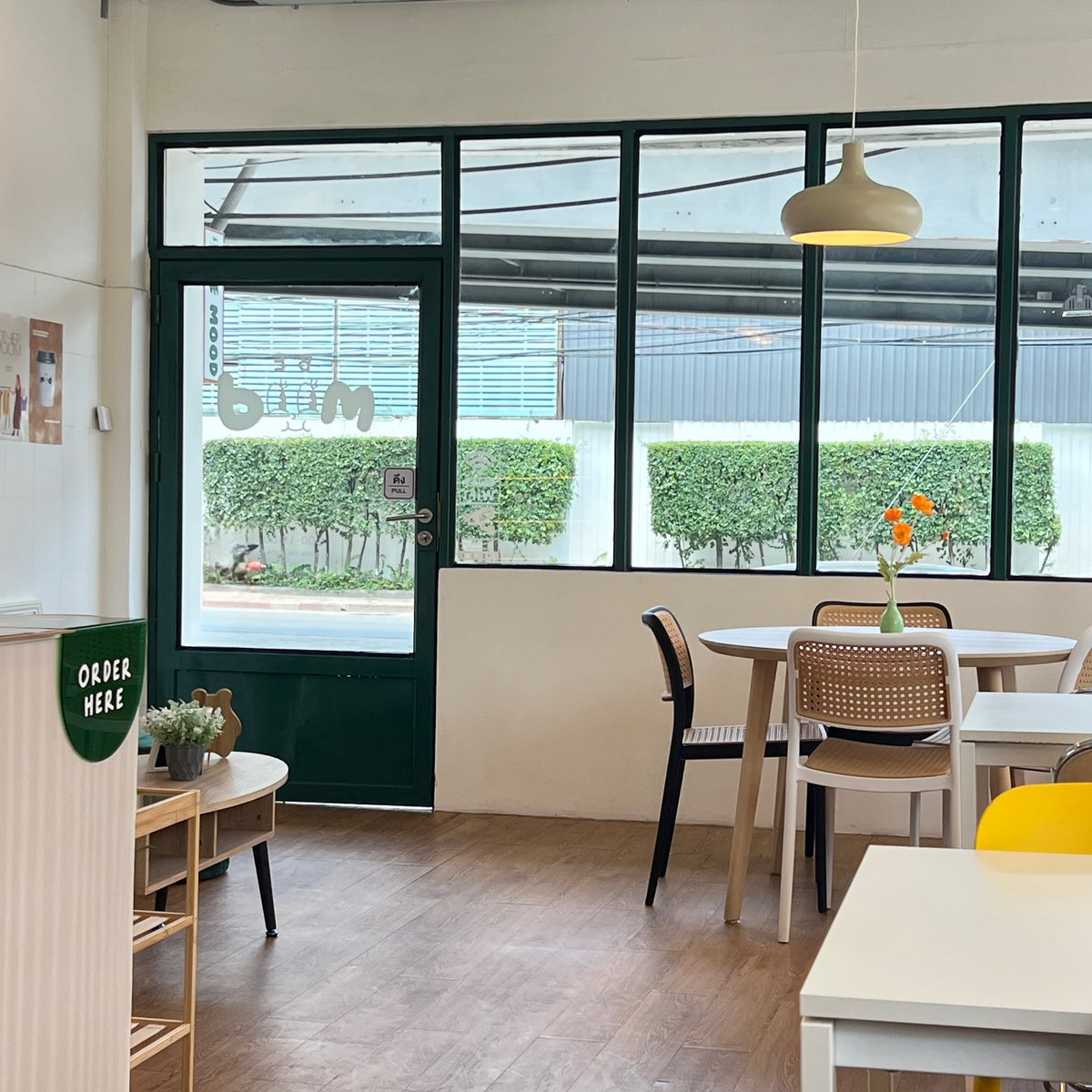SONGJE_S's tweet image. #รีวิวคาเฟ่ Be Mood Cafe พัฒนาการ49🥨🧃คาเฟ่ประตูเขียว มินิมอล เกาหลีมาก ตกแต่งโทน ครีม เขียว มู้ด cozy&amp;amp;homie มีหลายมุมให้ได้นั่ง มีเมนูหลากหลาย รสชาติแปลกใหม่ ขนม กาแฟ ครบเลยคับ พายอร่อยมาก อยากให้มาลอง!!

🥤Recommend:Calamansi,Strawberry Choco,Dirty
🥞:Fudge Brownie Cake,Banana…
