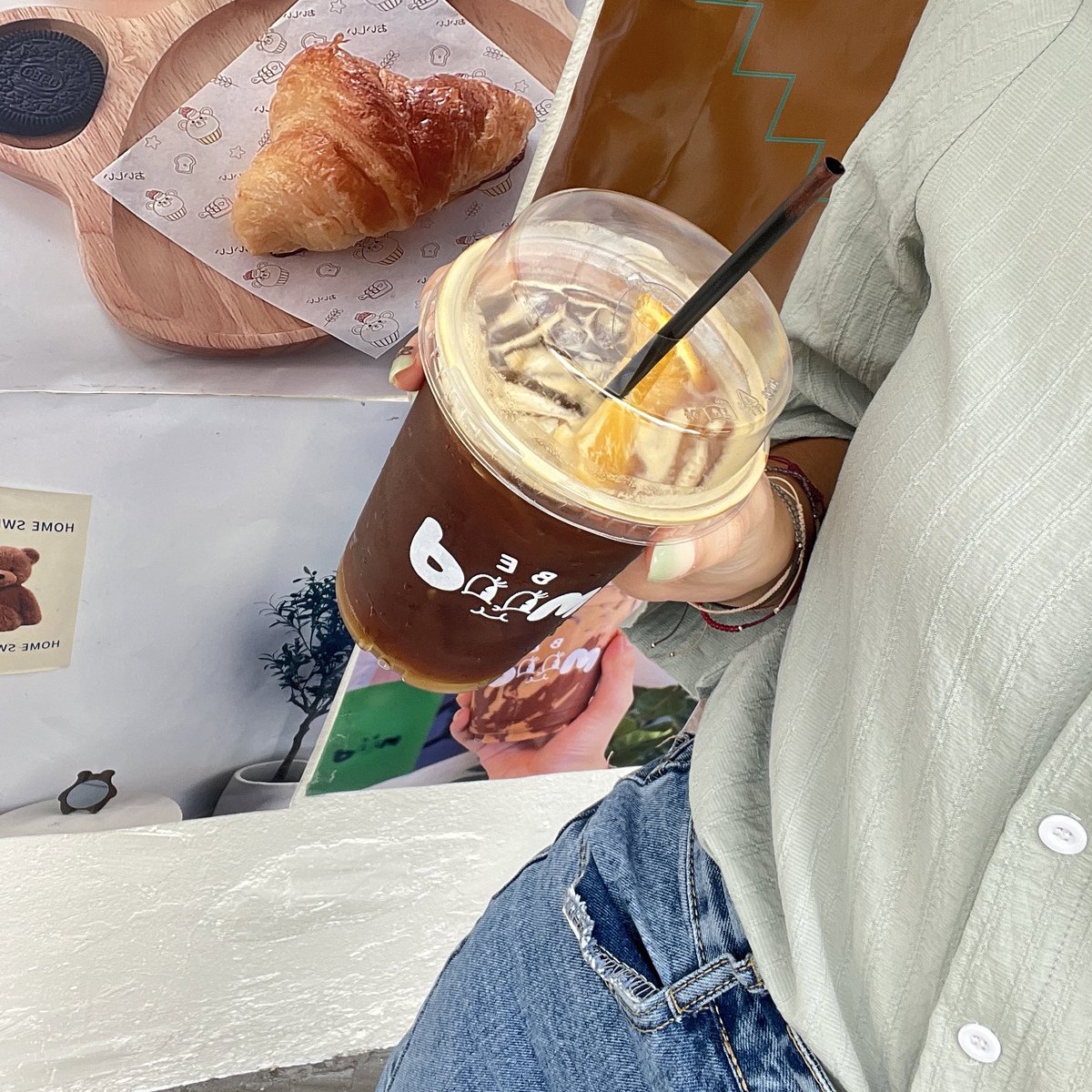 SONGJE_S's tweet image. #รีวิวคาเฟ่ Be Mood Cafe พัฒนาการ49🥨🧃คาเฟ่ประตูเขียว มินิมอล เกาหลีมาก ตกแต่งโทน ครีม เขียว มู้ด cozy&amp;amp;homie มีหลายมุมให้ได้นั่ง มีเมนูหลากหลาย รสชาติแปลกใหม่ ขนม กาแฟ ครบเลยคับ พายอร่อยมาก อยากให้มาลอง!!

🥤Recommend:Calamansi,Strawberry Choco,Dirty
🥞:Fudge Brownie Cake,Banana…