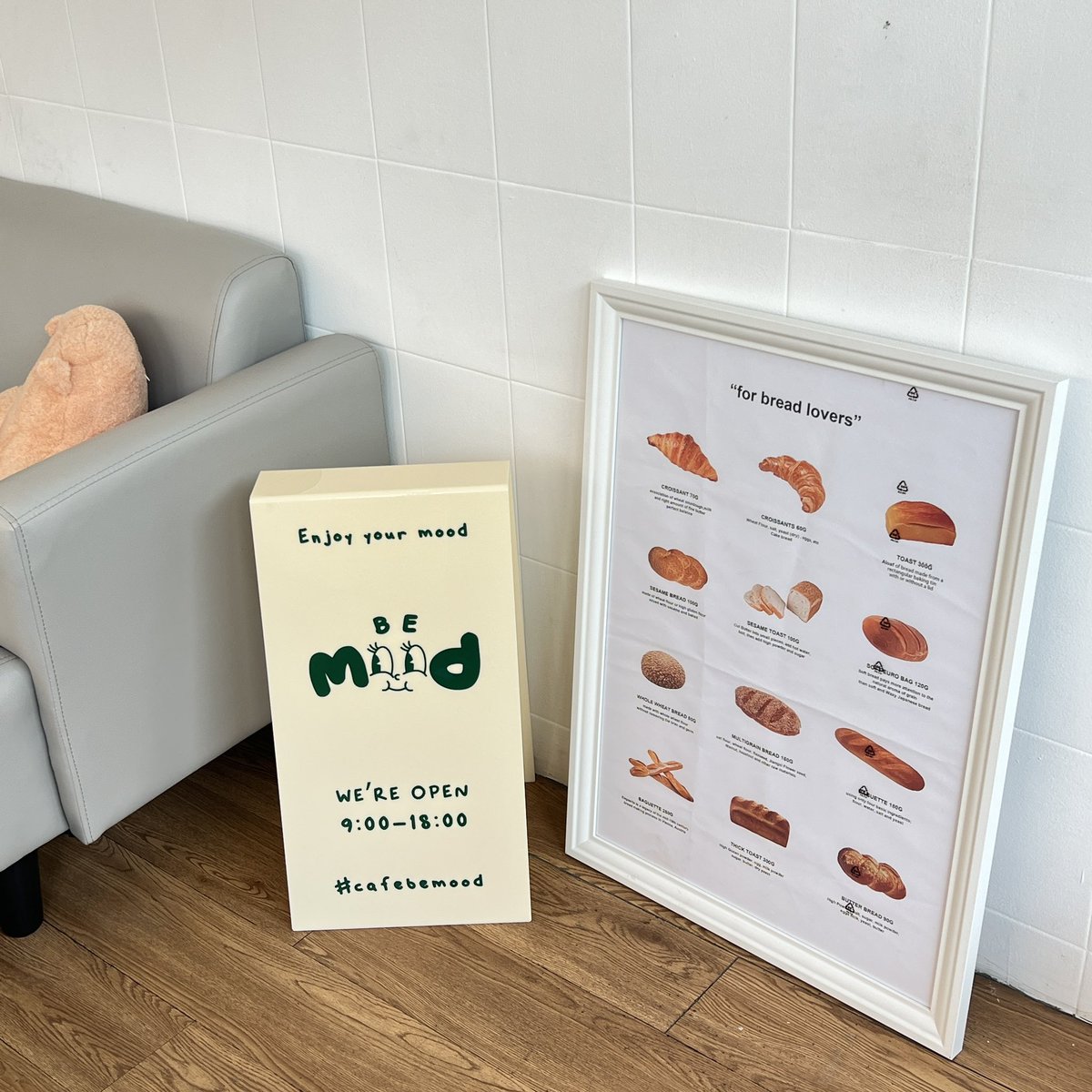 SONGJE_S's tweet image. #รีวิวคาเฟ่ Be Mood Cafe พัฒนาการ49🥨🧃คาเฟ่ประตูเขียว มินิมอล เกาหลีมาก ตกแต่งโทน ครีม เขียว มู้ด cozy&amp;amp;homie มีหลายมุมให้ได้นั่ง มีเมนูหลากหลาย รสชาติแปลกใหม่ ขนม กาแฟ ครบเลยคับ พายอร่อยมาก อยากให้มาลอง!!

🥤Recommend:Calamansi,Strawberry Choco,Dirty
🥞:Fudge Brownie Cake,Banana…