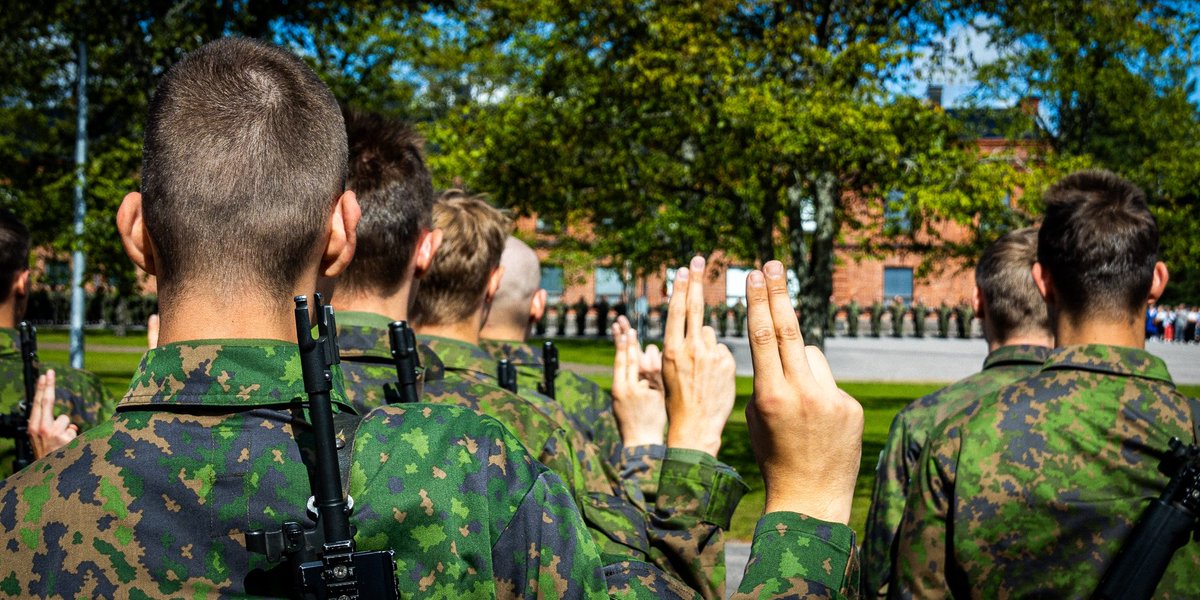 Navyfi's tweet photo. Uudenmaan prikaatissa oli valatilaisuus lauantaina. Alokkaista tuli jääkäreitä. Nyt palvelus jatkuu uusilla haasteilla. Toisilla tulee olemaan pidempi palvelusaika kun toisilla. #uudenmaanprikaati #vala #dragsvik #merivoimat https://t.co/XCFvuUZCKt
