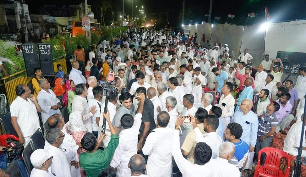 INCHaryana's tweet photo. कल देर शाम मिल गेट (बरवाला), हिसार में सांसद दीपेंद्र सिंह हुड्डा जी ने कार्यकर्ता साथियों की बैठक लेकर आगामी 20 अगस्त को हिसार में होने वाले 'विपक्ष आपके समक्ष' कार्���क्रम की जिम्मेदारियां सौंपी। https://t.co/mmR2NO8NIc