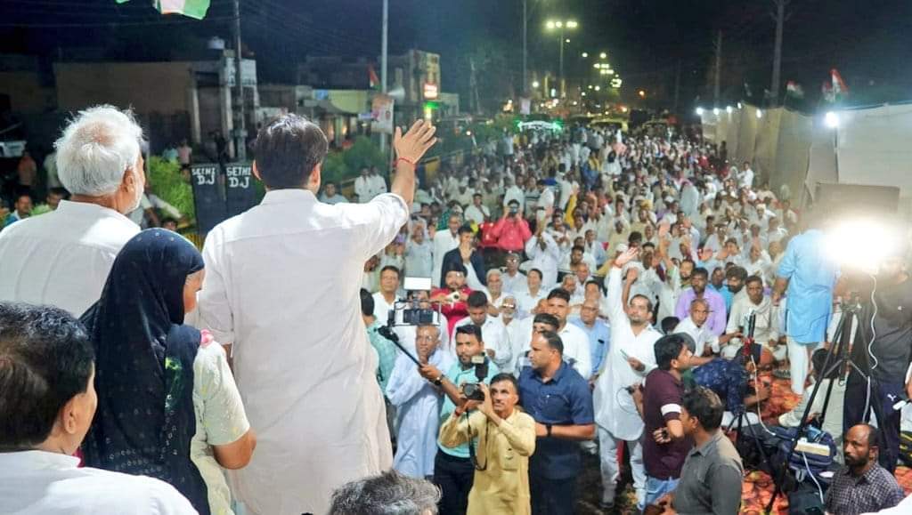 INCHaryana's tweet photo. कल देर शाम मिल गेट (बरवाला), हिसार में सांसद दीपेंद्र सिंह हुड्डा जी ने कार्यकर्ता साथियों की बैठक लेकर आगामी 20 अगस्त को हिसार में होने वाले 'विपक्ष आपके समक्ष' कार्���क्रम की जिम्मेदारियां सौंपी। https://t.co/mmR2NO8NIc