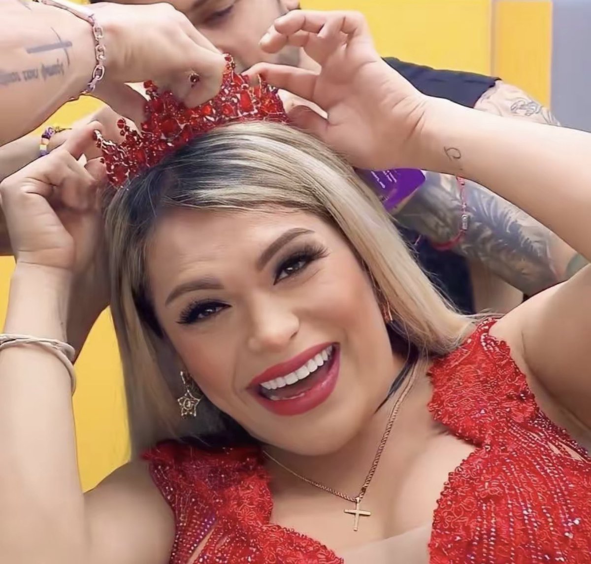 agentesdcac's tweet photo. Hoy no solo gano Wendy, ganamos todes, ganamos aquellas personas que hemos pasado por mucho y a pesar de eso nunca dejamos de brillar ✨  #Wendycaronayaeresganadora https://t.co/BsDE93cami