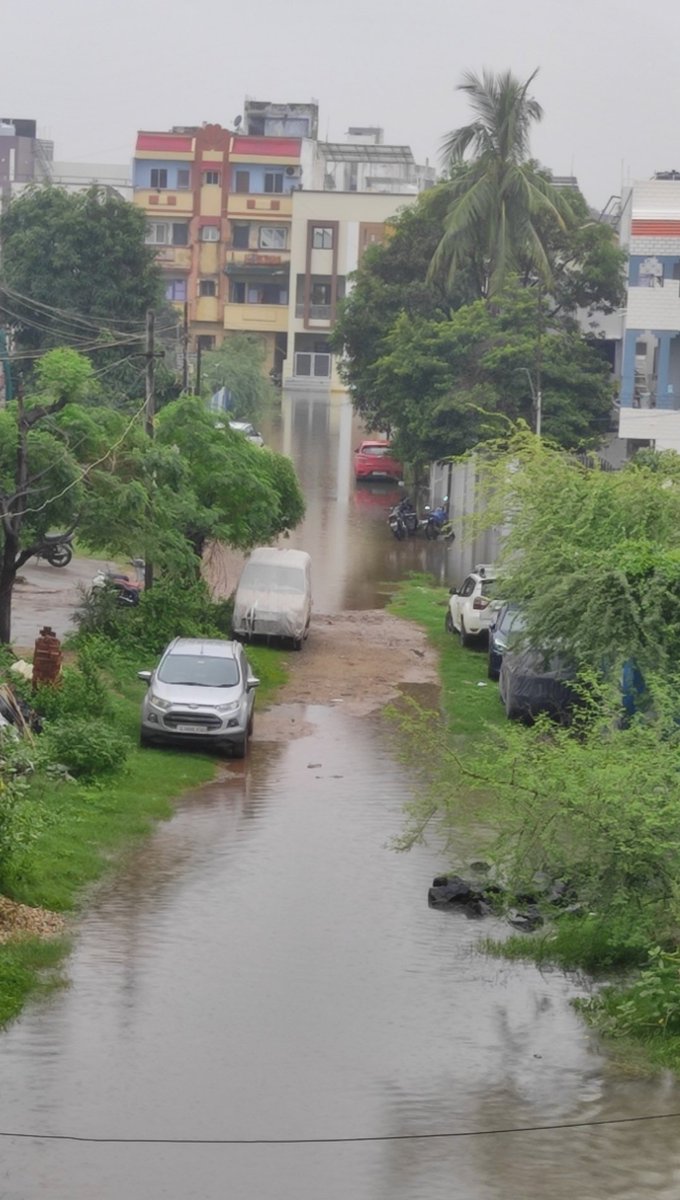 shadab5's tweet photo. @CommissionerVmc  
@VMCVadodara 
This is a TP road in the city location  (Panigate) but it is still a kachcha road. Sharing Road location real photos during monsoon for your reference. https://t.co/A8ZWl3tjbB  #VMC https://t.co/2HZFWZ9GYh